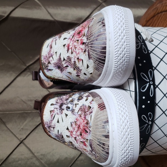 NWOT- L’artiste By Spring Step ‘Denofeden’ Laser Cut Slip On Leather Sneaker - Picture 7 of 12